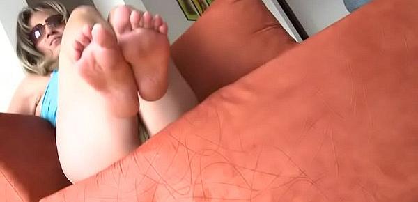  Sexy hottie girnds dick with sexy feet and gives hot footjob